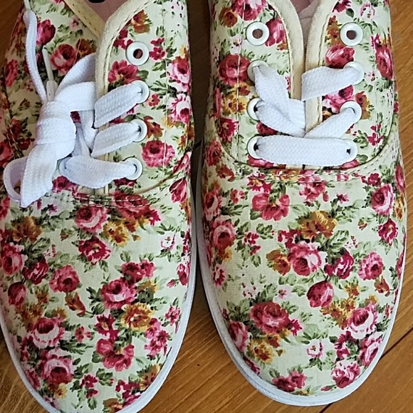 2 pair Tennis style sneakers - Picture 5 of 5